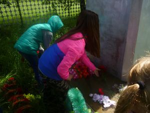 Возложение цветов к обелиску в день памяти и скорби в поселке Назарово