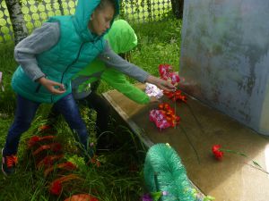 Возложение цветов к обелиску в день памяти и скорби в поселке Назарово